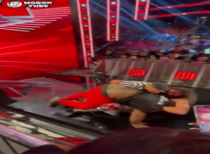 Video :Seth Rollins, the wrestler, is attacked by a fan